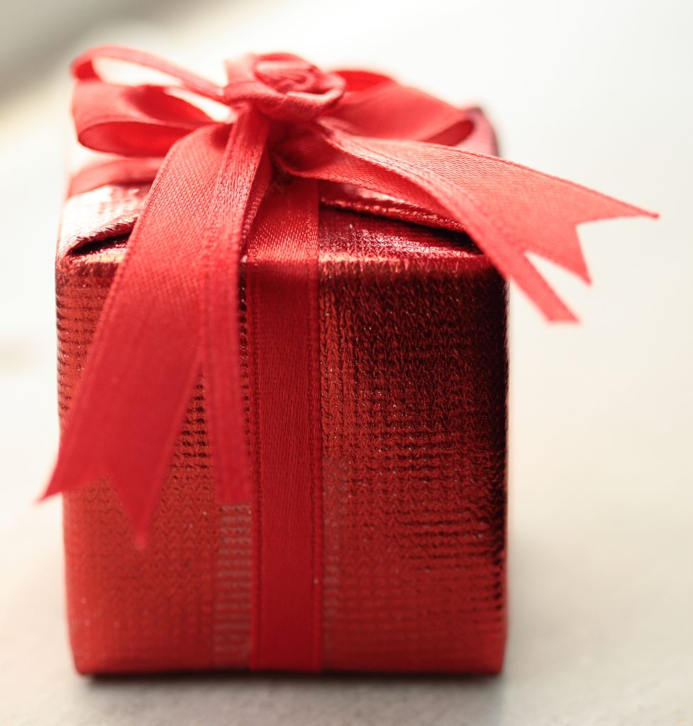 holiday gift shopping, money saving tips